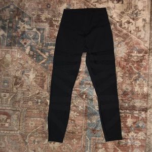 Lululemon black size 6 mesh stripes